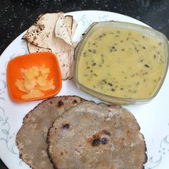 A picture of આખા અડદ નું ખાટીયું ---- કાઠીયાવાડી પ્લેટર.