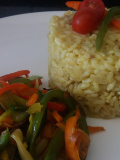 Una foto de Risotto a la milanese a mi manera con panceta y verduras saltadas