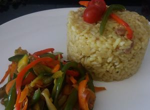 Una foto de Risotto a la milanese a mi manera con panceta y verduras saltadas