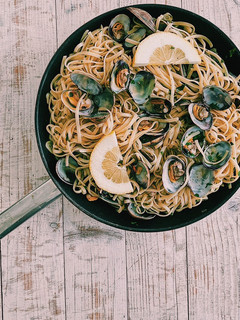 Una foto de Pasta con almejas, perejil y mucho ajo