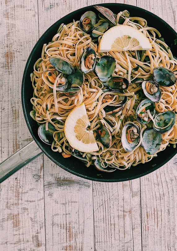 Una foto de Pasta con almejas, perejil y mucho ajo