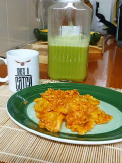 Una foto de Ravioli de carne con tomate y queso, más zumo detox