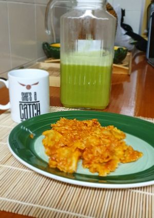 Una foto de Ravioli de carne con tomate y queso, más zumo detox