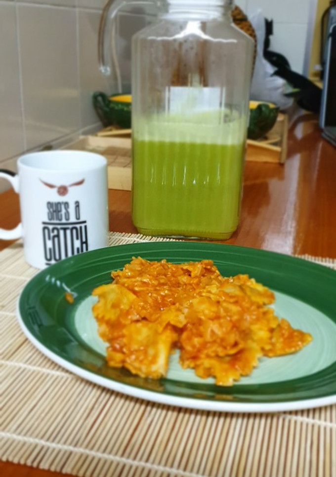 Una foto de Ravioli de carne con tomate y queso, más zumo detox