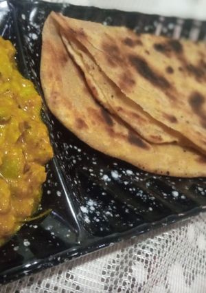 A picture of Toorai ki sabzi with paratha.