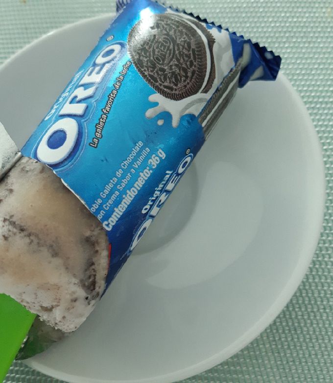 Una foto de Paletas con galleta oreo o cualquier otra galleta industrial🍪🍪