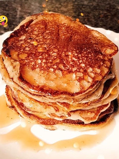 A picture of Banana pancakes 😋😋.