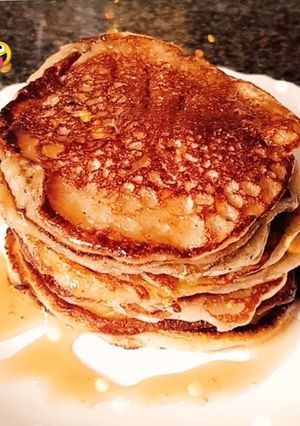 A picture of Banana pancakes 😋😋.