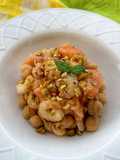Ceci freddi con gamberetti, salmone e granella di pistacchio