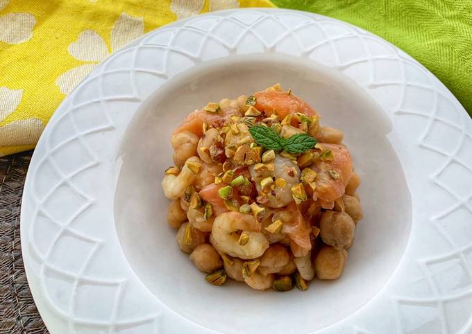 Ceci freddi con gamberetti, salmone e granella di pistacchio