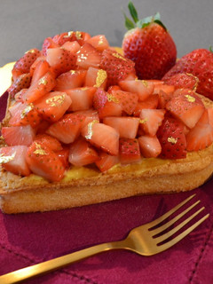 Foto di Biscotto a cuore con crema e fragole