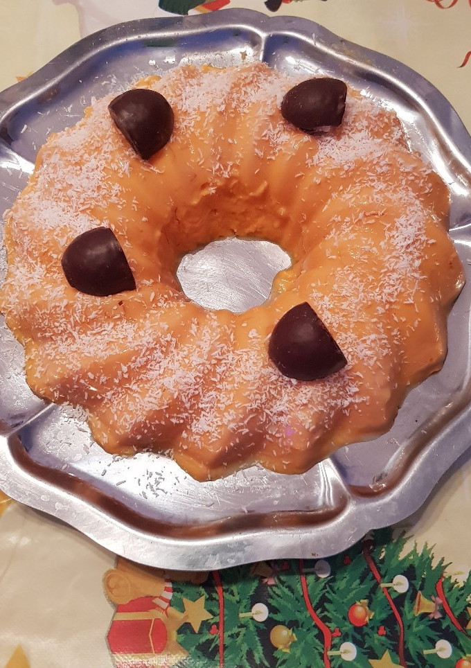 Una foto de Mousse de papaya con coco rallado y bombones de coco