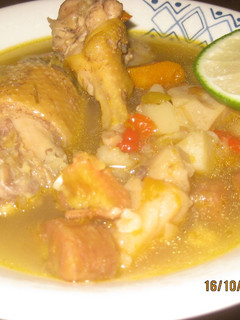 Una foto de Sopa de pollo criollo