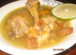 Una foto de Sopa de pollo criollo