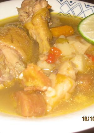 Una foto de Sopa de pollo criollo