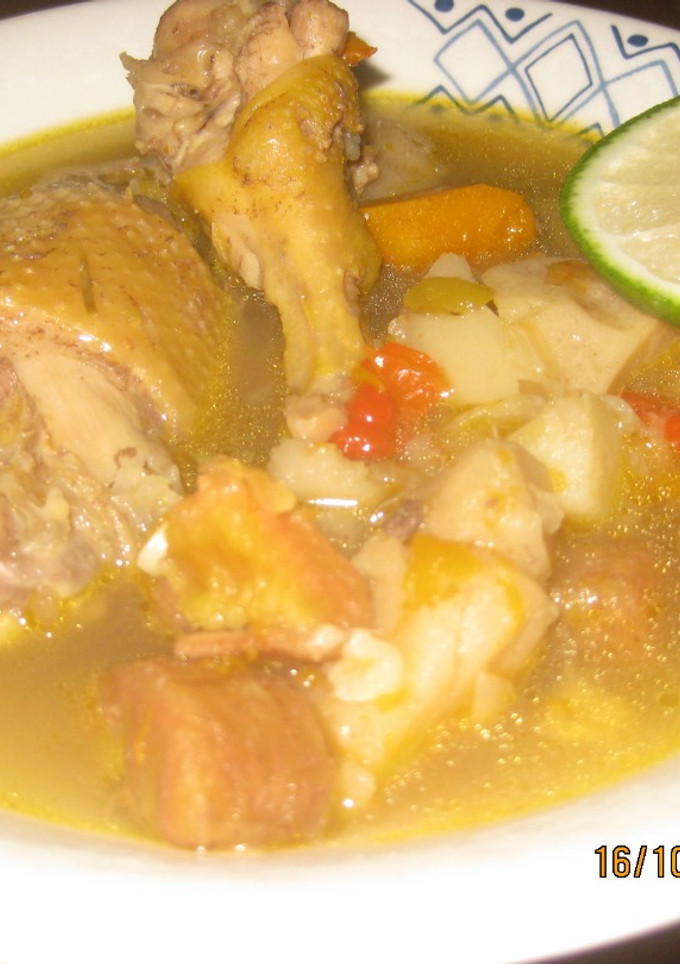 Una foto de Sopa de pollo criollo
