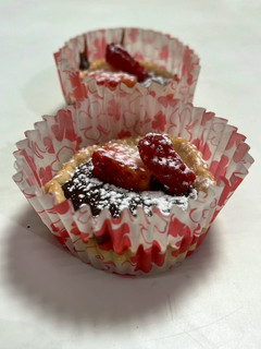 Una foto de Tartaletas de chocolate y fresas
