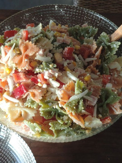 Una foto de Ensalada de pasta con pavo y feta