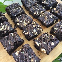 A picture of Chocolate walnut brownie.