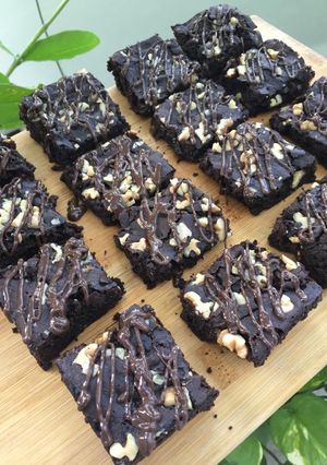 A picture of Chocolate walnut brownie.