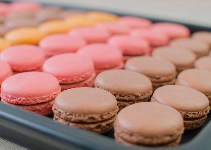 PARISIAN MACARONS (chocolate macarons)