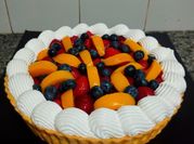 Una foto de tarta con frutillas en almibar