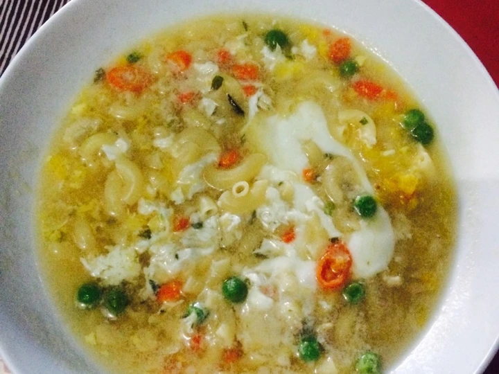Cara Mudah Membuat Resep Sup makaroni ayam pelangi pedas yang Uenak Anti Ribet, Uenak Banget