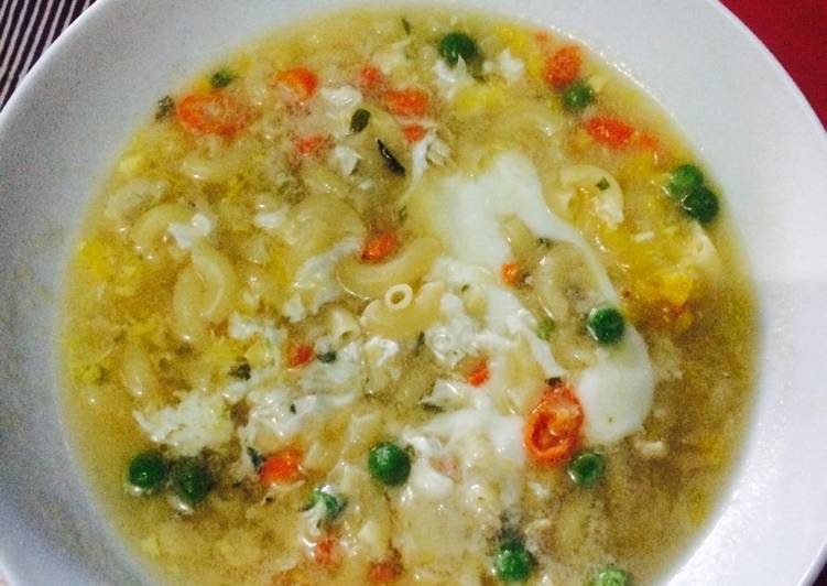 Langkah Mudah untuk Menyiapkan Sup makaroni ayam pelangi pedas yang Bikin Ngiler