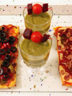 Una foto de Pizza vegana e iberica con crema de kale