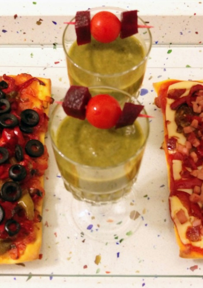 Una foto de Pizza vegana e iberica con crema de kale