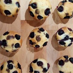 A picture of Blueberry muffin with yoghurt.