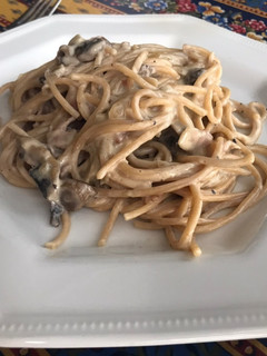 Una foto de Espaguetis integrales a la carbonara con champiñón