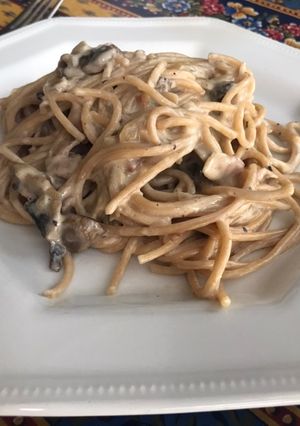 Una foto de Espaguetis integrales a la carbonara con champiñón
