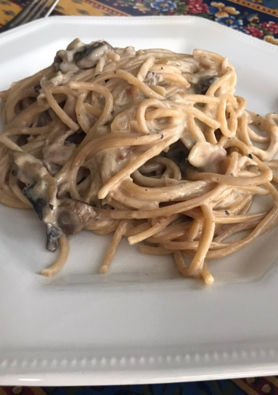 Una foto de Espaguetis integrales a la carbonara con champiñón