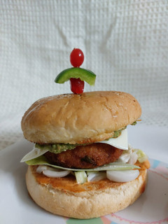વેજ બર્ગર (Veg Burger Recipe In Gujarati) રેસીપી મુખ્ય ફોટો