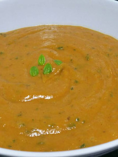 Una foto de Crema de tomates asados con albahaca
