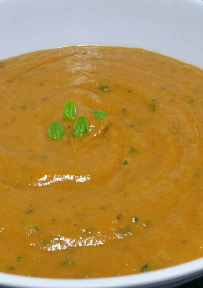 Una foto de Crema de tomates asados con albahaca