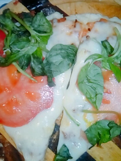 Una foto de Pizza caprese sin tacc👏