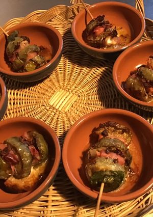 Une photo de Brochettes de mini aubergines au jambon cru mozzarella et basilic frais
