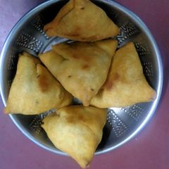 A picture of Potato Green Peas Samosa.