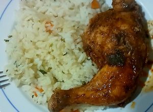 Foto de Frango Assado com Arroz de Cenoura e Coentros