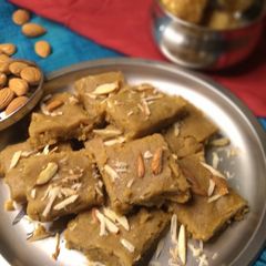 A picture of Gol papdi.