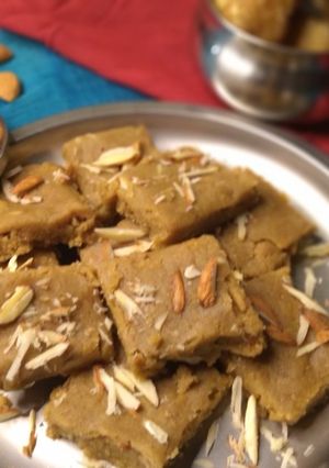 A picture of Gol papdi.