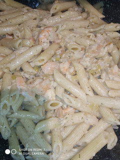 Una foto de Macarrones con gambas