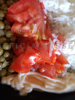 Una foto de Ensalada de arroz, tomate y arvejas
