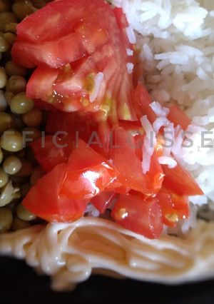 Una foto de Ensalada de arroz, tomate y arvejas