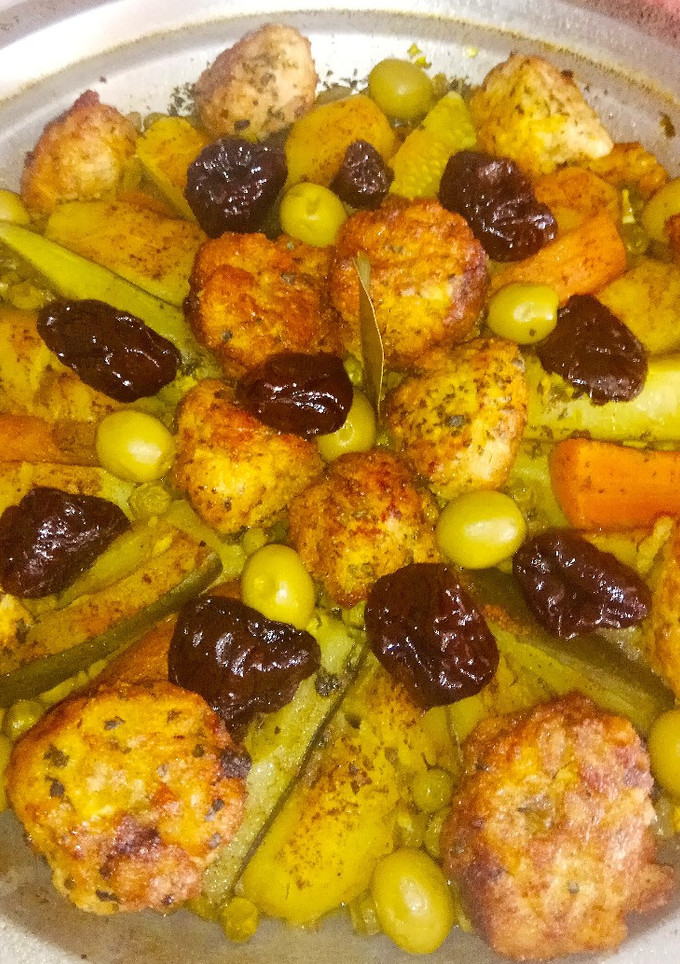 Una foto de Tajín kefta (albóndigas rellenas de arroz)