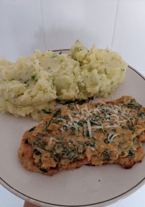 Una foto de Milanesas de pollo con crema de espinaca y puré!✨