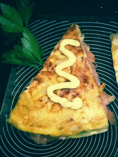 Una foto de Tortilla Española rellena de Salmón ahumado