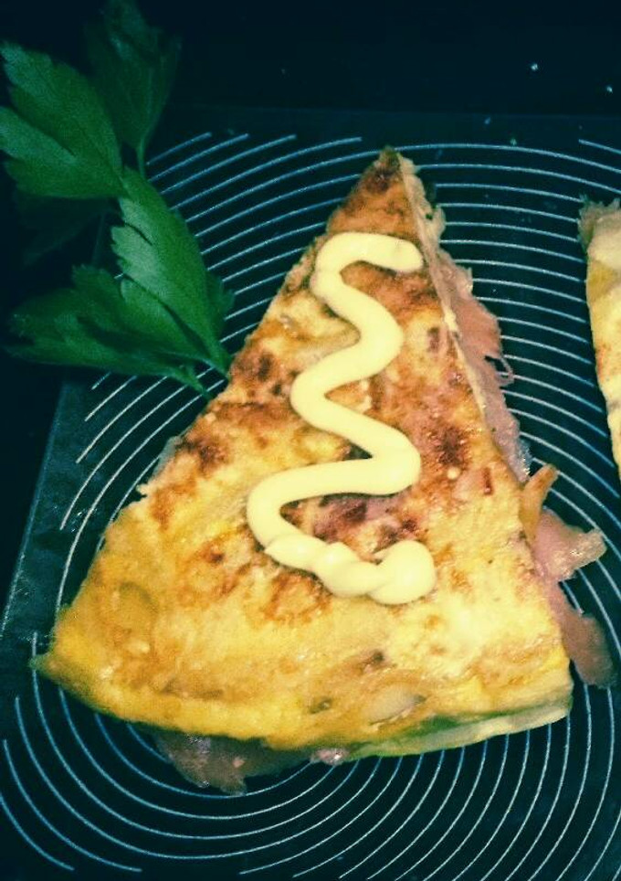 Una foto de Tortilla Española rellena de Salmón ahumado